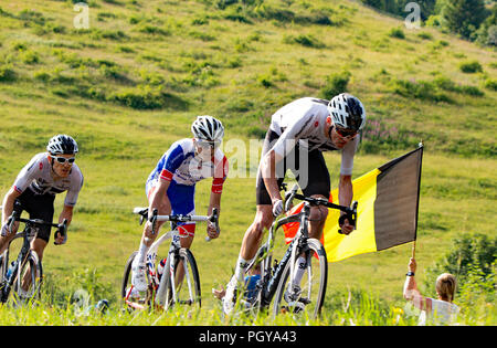 Les cyclistes à l'écart d'un virage en descente à partir du col de la Colombière, Le Grand Bornand, 10e étape du Tour de France. Banque D'Images