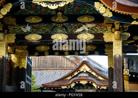 Photo montre la karamon gate qui mène à des bâtiments principaux de l'intérieur du Palais Ninomaru Château Nijo à Kyoto, au Japon le 13 novembre 2014. L Banque D'Images