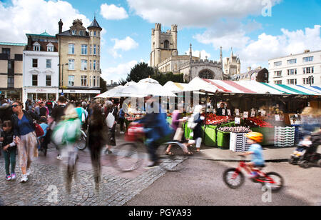 Marché de Cambridge un samedi en été.Les touristes et habitants de visiter le marché et sont brouillées par une longue exposition Banque D'Images