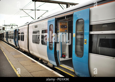 Train vide en attente sur la plate-forme à Cambridge station sur un après-midi nuageux Banque D'Images