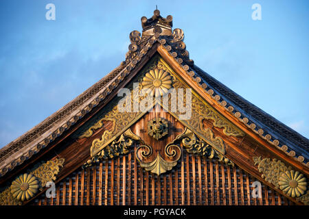 Photo montre la toiture ornée des principaux bâtiments de l'intérieur du Palais Ninomaru Château Nijo à Kyoto, au Japon le 13 novembre 2014. Le château a été construit Banque D'Images