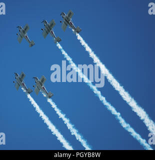 L'équipe de démonstration de la Raven Van RV-4 ont l'exécution à l'Airshow Eastbourne 2017 contre le ciel bleu Banque D'Images