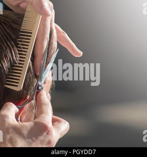 Coiffure la coupe de cheveux du client au salon de coiffure. Banque D'Images