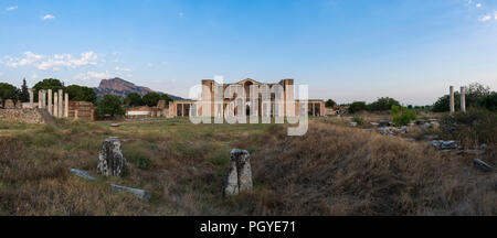 Temple d'Artémis à Lydia Sardes, ancienne ville au coucher du soleil. Salihli, district de la ville de Manisa, Turquie Banque D'Images