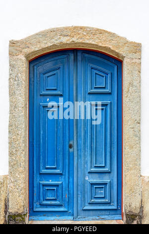 Vieux et historiques en bois de porte de l'église bleue dans la ville d'Ouro Preto, Minas Gerais avec un châssis de pierre Banque D'Images