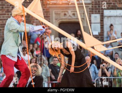 Cracovie, Pologne - 7 juillet 2018 : Performance de mousse jours effectuée par le Théâtre AKHE Enigineering à Rue 31 - International Festival of Street T Banque D'Images