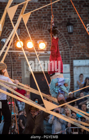 Cracovie, Pologne - 7 juillet 2018 : Performance de mousse jours effectuée par le Théâtre AKHE Enigineering à Rue 31 - International Festival of Street T Banque D'Images