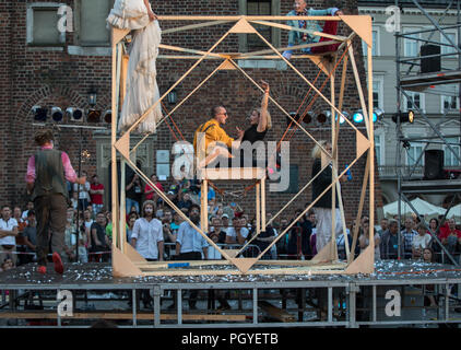 Cracovie, Pologne - 7 juillet 2018 : Performance de mousse jours effectuée par le Théâtre AKHE Enigineering à Rue 31 - International Festival of Street T Banque D'Images