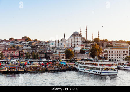 ISTANBUL, TURQUIE - Istanbul le 14 août : vue sur la Corne d'or avec la Mosquée de Soliman en arrière-plan le 14 août 2018 à Istanbul, Turke Banque D'Images