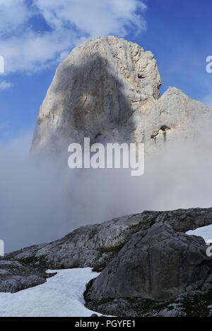 El Naranjo de Bulnes, ou Picu Urriellu, vu de la Garganta del Hou Sin Tierre au sud de l'Urriellu Refugio (Ubeda). Banque D'Images