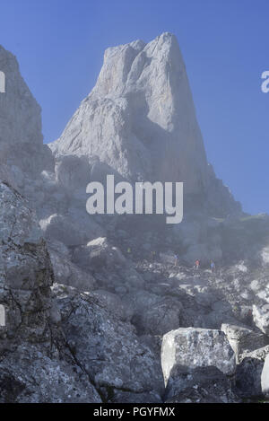 El Naranjo de Bulnes (Picu Urriellu) à partir du chemin vers le nord, au-dessous du Refugio Urriellu (Ubeda). Un brouillard commence à envelopper la crête. Banque D'Images