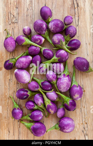 Groupe d'aubergines violet bébé sur table en bois à partir de ci-dessus. Banque D'Images