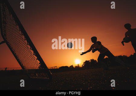 Soccer Football Gardien de Session de formation. Deux jeunes gardiens qui pratique dans un champ. L'équipement de soccer et balle dans l'avant-plan. Coucher du soleil Banque D'Images