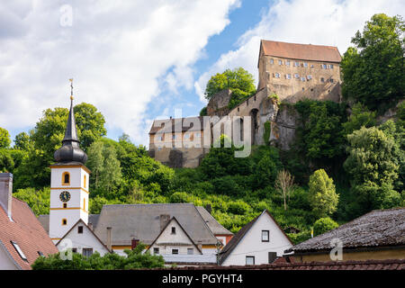 POTTENSTEIN, ALLEMAGNE - le 18 juin : château historique au-dessus du village de Pottenstein, Allemagne le 18 juin 2018. Banque D'Images