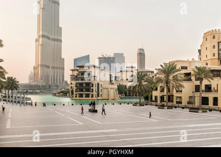 Burj Plaza, avec la Burj Khalifa en arrière-plan, au centre-ville de Dubaï. Dubaï, Émirats Arabes Unis Banque D'Images
