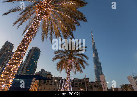 Palmiers avec fairy lights sur Sheikh Mohammed Bin Rashid Boulevard, avec la Burj Khalifa en arrière-plan, au centre-ville de Dubai, Dubaï, Émirats arabes unis Banque D'Images