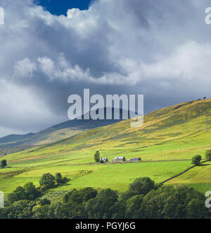 Les nuages de tempête réunissant plus de Ben Lawers de Loch Tay, Perth et Kinross, Highlands, Ecosse, Royaume-Uni. Go. Banque D'Images