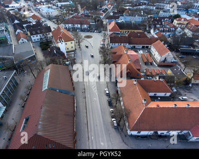 La rue principale et place centrale en centre-ville. L'île de Saaremaa, Kuressaare, Estonie, Europe. Vue aérienne Banque D'Images