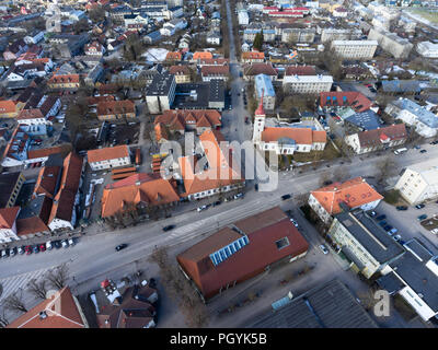 Vue aérienne de bâtiments historiques en croix de 20 rues et Torni tanav. L'île de Saaremaa, Kuressaare, Estonie, Europe Banque D'Images
