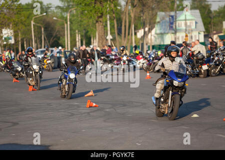 ST. PETERSBURG, RUSSIE - circa 2018 MAI : les motocyclistes à travers les cônes. Pour les débutants et expérimentés Exersice. La formation de compétence comme libre de gymkhana Banque D'Images