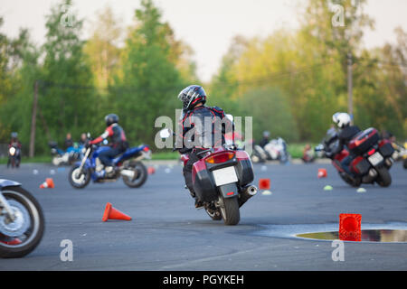 Les motocyclistes à travers les cônes. Pour les débutants et expérimentés Exersice. Formation gratuite pour tous les habitants de gymkhana Banque D'Images
