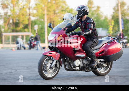 Motocycliste de la conduite sur piste rouge Banque D'Images