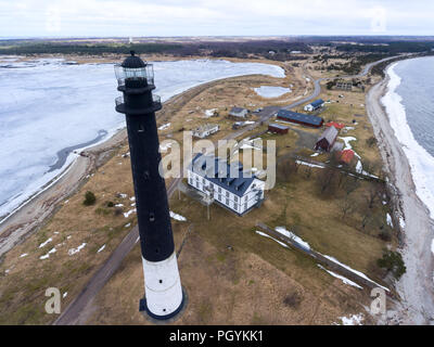Sorve phare est la tour noire avec large bande horizontale inférieure blanche. Péninsule en Torgu, paroisse de Saaremaa island, l'Estonie, Europe Banque D'Images