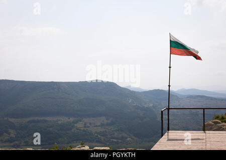 Brandir le drapeau bulgare à Perperikon, paysage avec des montagnes et des forêts Banque D'Images
