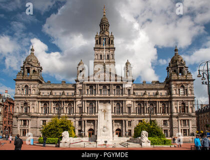 Glasgow, Écosse, Royaume-Uni - Mai 21, 2011 : le soleil brille sur les Beaux-Arts façade de Glasgow City Chambers dans la région de George Square. Banque D'Images