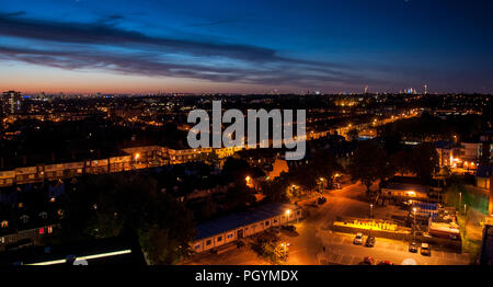 Londres, Angleterre, Royaume-Uni - juin 3, 2013 : Le soleil se couche sur la ville de banlieue de Tooting, avec les gratte-ciel de l'horizon de Londres dans la distance Banque D'Images