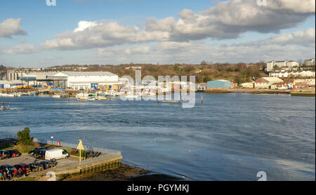 Southampton, England, UK - 16 Février 2014 : un premier grand Western Railway train longe la rivière Itchen dans la banlieue de Southampton. Banque D'Images