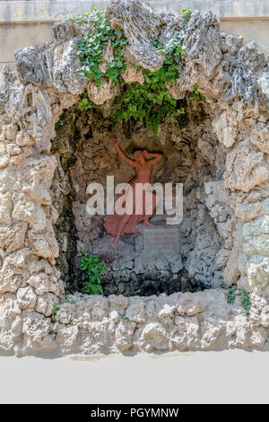 Soulagement de la nymphe Echo en terre cuite dans la grotte de l'Echo et Narcisse dans Labyrinth Park de Horta. Banque D'Images