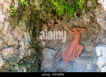 Soulagement de la nymphe Echo en terre cuite dans la grotte de l'Echo et Narcisse dans Labyrinth Park de Horta. Banque D'Images