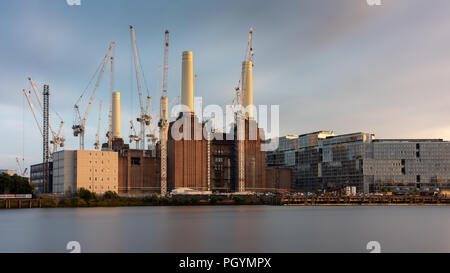 Londres, Angleterre, Royaume-Uni - juin 8, 2018 : grues à tour regroupent autour de la coquille à l'abandon de Battersea Power Station au cours de sa restauration et de conversion, o Banque D'Images
