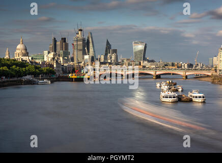 Londres, Angleterre, Royaume Uni - 12 juin 2018 : Gratte-ciel de la ville de Londres, lieu derrière la Tamise, Blackfriars Bridge et de la Cathédrale St Paul sur un s Banque D'Images