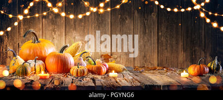 L'action de grâce avec les citrouilles et les rafles de table en bois Banque D'Images