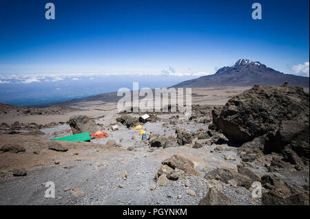 Les visiteurs de la plus haute montagne de l'Afrique et la plus haute montagne isolée dans le monde, le mont Kilimandjaro, passer par cinq zon de végétation distinctes Banque D'Images