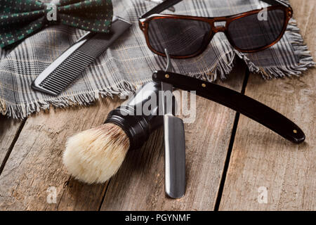 Brosse, peigne et foulard à carreaux Banque D'Images