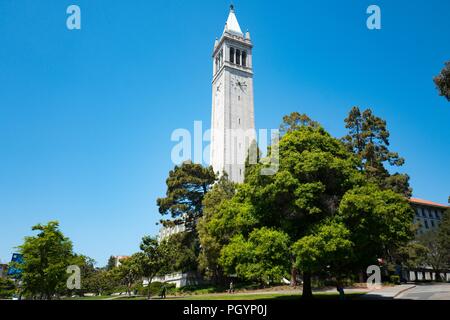 Bâtiments du campus et Sather Tower, alias le Campanile, sont visibles entre les arbres sur une journée ensoleillée sur le campus principal de l'université de Berkeley dans le centre-ville de Berkeley, Californie, le 21 mai 2018. () Banque D'Images