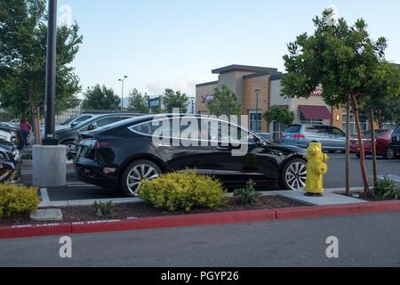 Tesla Model 3 noir à partir de la voiture électrique Tesla Motors garé dans un parking à un centre commercial à Dublin, Californie, le 21 mai 2018. () Banque D'Images