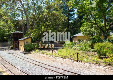 Les voies de l'Billy Jones Wildcat Railroad, une petite miniature gauge railroad à Oak Meadow Park, un parc public dans la Silicon Valley, Los Gatos, Californie, le 30 mai 2018. () Banque D'Images