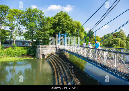 Leamington spa Royal Leamington spa town mill bridge sur la rivière leam jephson gardens weir bridge mill passage Warwickshire Angleterre uk go europe Banque D'Images