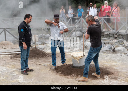 Furnas, Portugal. Le 8 août 2018. Trois extraits de l'homme le fameux cozido das Furnas : ce plat est préparé en abaissant le pot dans une source d'eau chaude chauffée par Banque D'Images