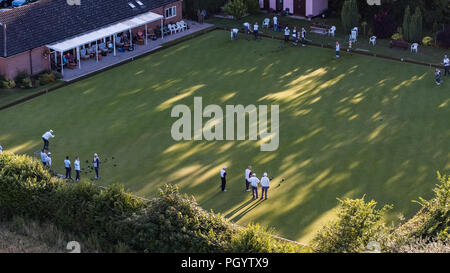 Vue aérienne de bowls club dans l'oeil, Suffolk avec des joueurs sur vert Banque D'Images