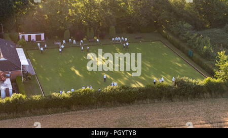 Vue aérienne de bowls club dans l'oeil, Suffolk avec des joueurs sur vert Banque D'Images