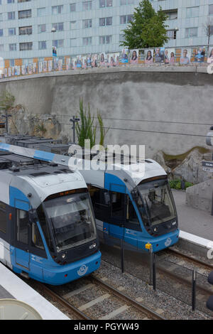 En alternant rangée d'affiches pré-électorale entre modérés suédois - Moderaterna & Social Democraterna - sociaux-démocrates, avec vue sur la st. Tramway Solna Banque D'Images