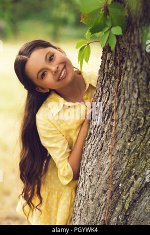 Cute little girl dans la nature. Banque D'Images