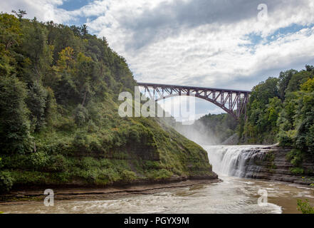 Le pont en arc de Genesee passe au-dessus de la rivière Genesee et passé une cascade à Letchworth State Park en Castille, NY, USA. Banque D'Images