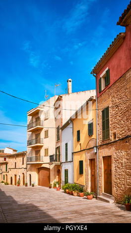 La rue vide dans la vieille ville d'Alcudia, Mallorca, Espagne. Banque D'Images