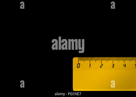 Règle jaune sur fond noir 5 centimètres Banque D'Images
